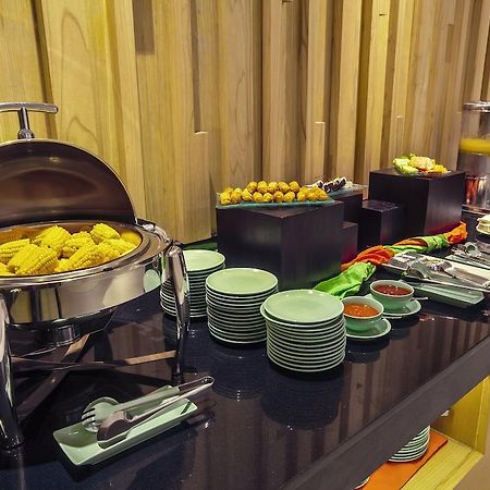 Harris Hotel Raya Kuta Lombok Eksteriør billede