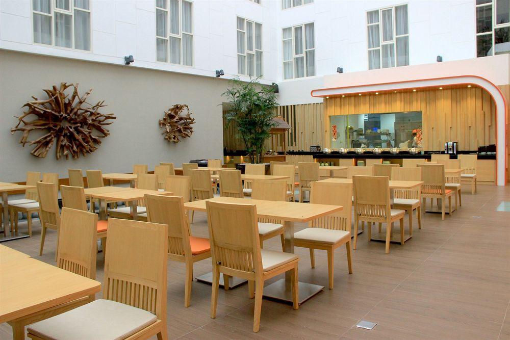 Harris Hotel Raya Kuta Lombok Eksteriør billede