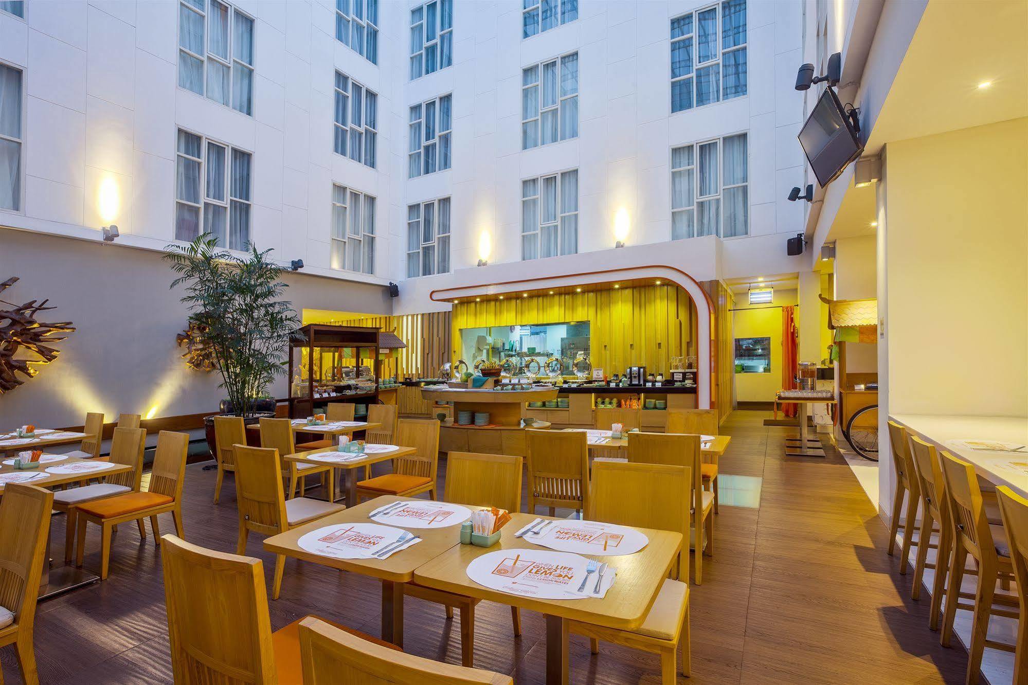 Harris Hotel Raya Kuta Lombok Eksteriør billede