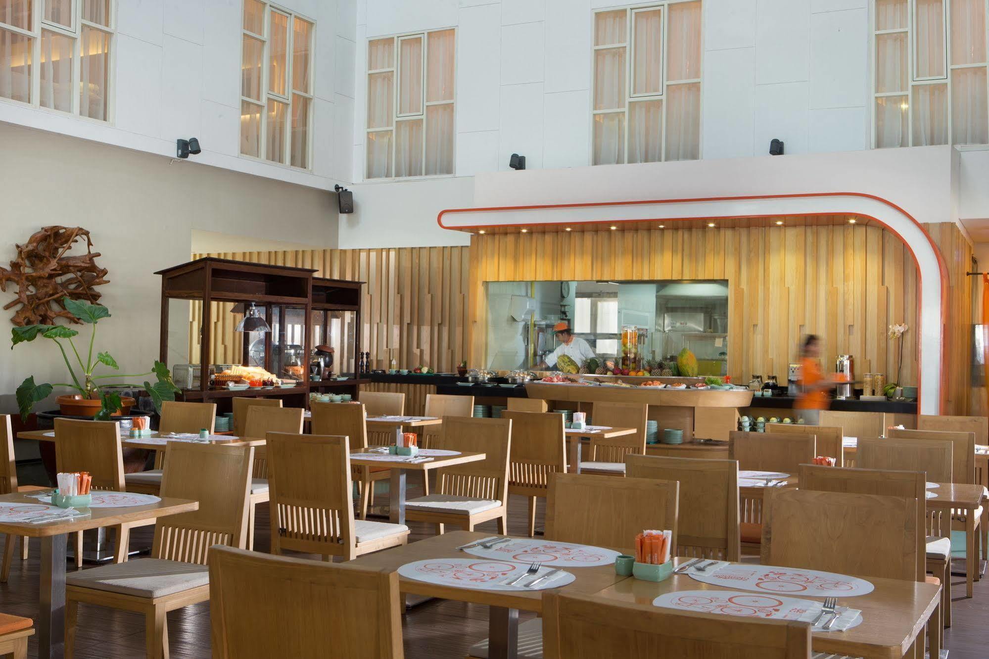 Harris Hotel Raya Kuta Lombok Eksteriør billede